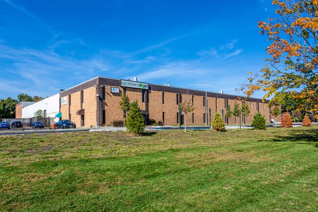 Plus de détails pour 70 Demarest Dr, Wayne, NJ - Local d'activités à louer