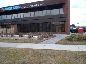 301 Fruitland Rd, Hamilton, ON à louer Photo du bâtiment- Image 2 de 9