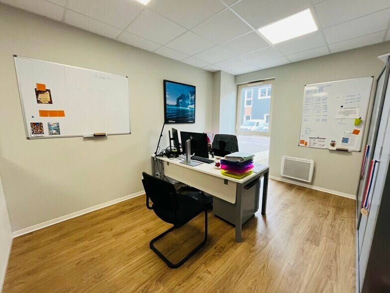 Flex in Montivilliers for lease - Interior Photo - Image 3 of 7