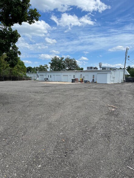3077 SE Dixie Hwy, Stuart, FL à louer - Photo du bâtiment - Image 3 de 7