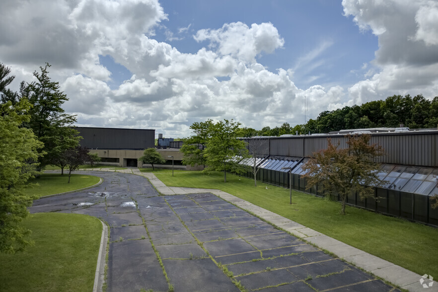 10230 N Holly Rd, Grand Blanc, MI for sale - Primary Photo - Image 1 of 1