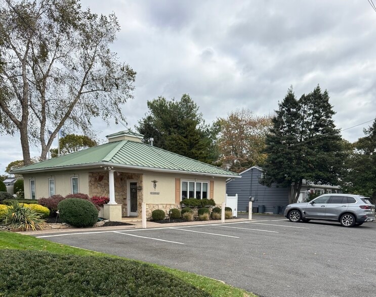 838 Beaver Dam Rd, Point Pleasant, NJ à vendre - Photo du bâtiment - Image 2 de 2