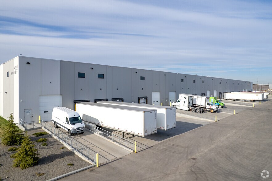 7880 66th St SE, Calgary, AB à louer - Photo du bâtiment - Image 3 de 4