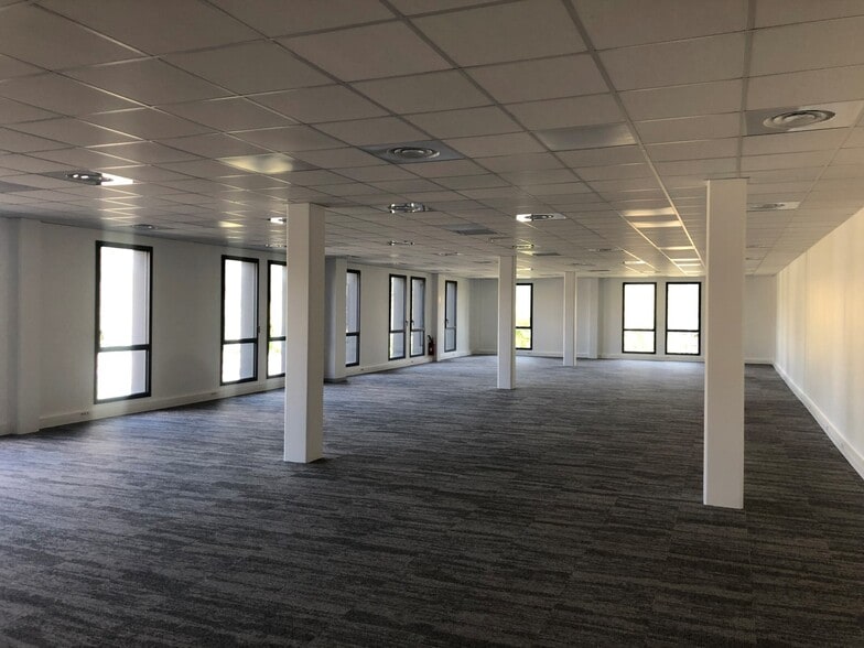 Office in Mérignac for lease - Building Photo - Image 3 of 10