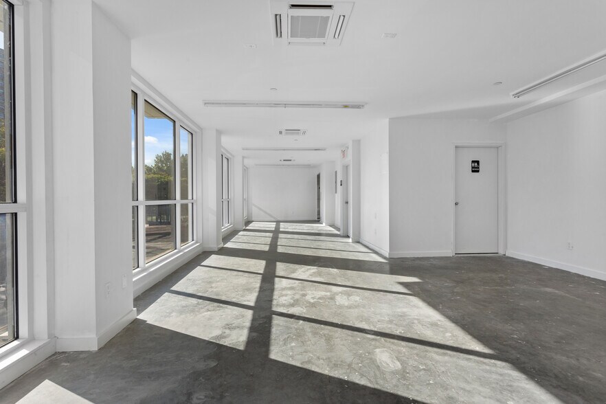 355 Grand St, New York, NY à louer - Photo du bâtiment - Image 3 de 11