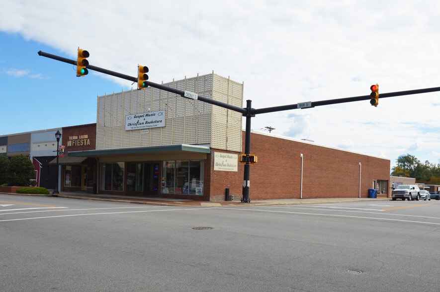 212 S Main St, Laurinburg, NC for sale - Building Photo - Image 2 of 8