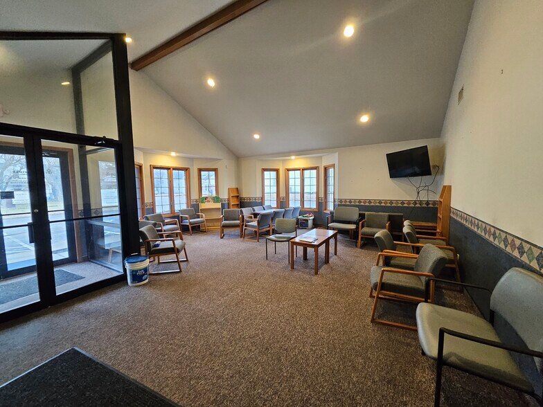 13330 Darmstadt Rd, Evansville, IN à vendre - Photo du bâtiment - Image 3 de 31