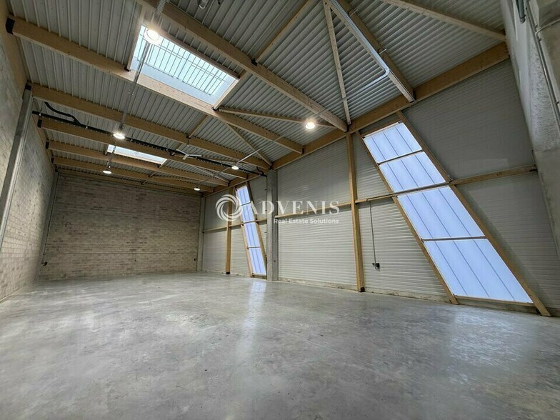 Flex in Ozoir La Ferriere for lease - Interior Photo - Image 2 of 6