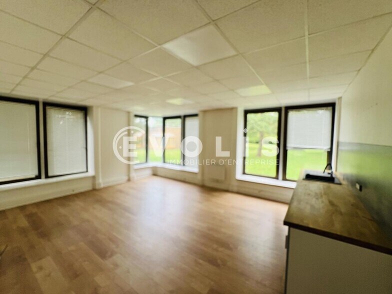 Office in Croissy Beaubourg for lease - Interior Photo - Image 2 of 7