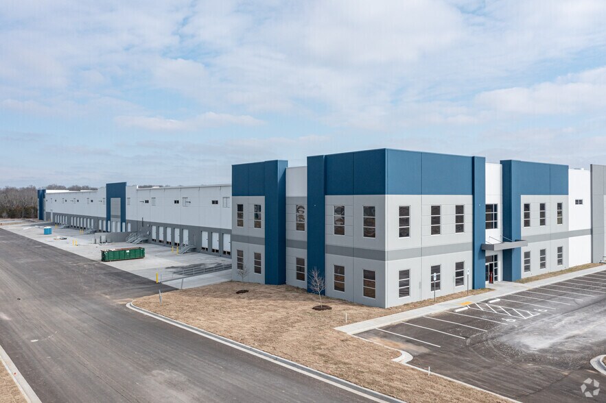 2500 Marty Robbins Dr, Lebanon, TN à louer - Photo du bâtiment - Image 2 de 5