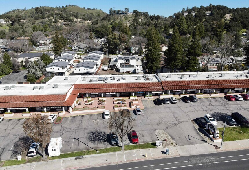 Adobe Plaza portefeuille de 3 propriétés à vendre sur LoopNet.ca - Photo du bâtiment - Image 1 de 11
