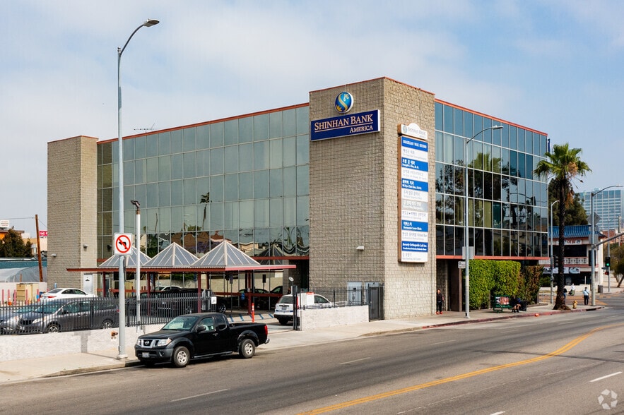3000 W Olympic Blvd, Los Angeles, CA for lease - Building Photo - Image 2 of 14