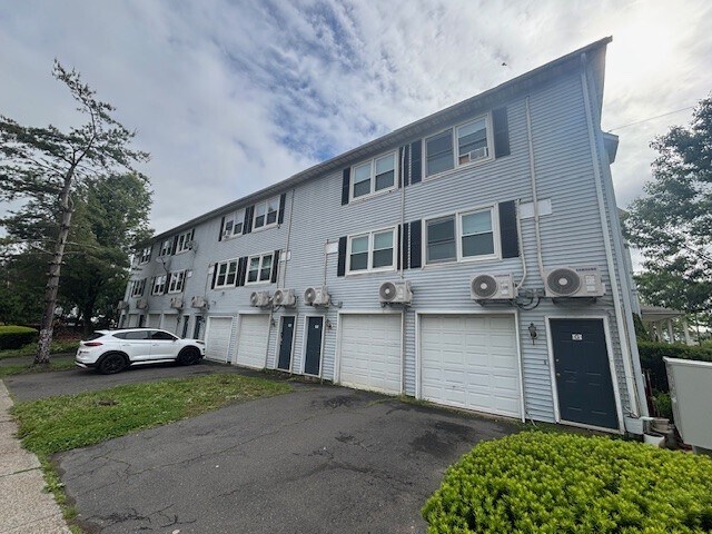 140 Daly Ave, New Britain, CT à vendre - Photo du bâtiment - Image 2 de 7