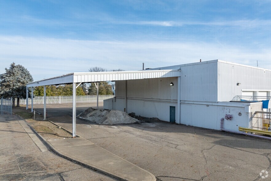 4676 Erie Ave SW, Navarre, OH à vendre - Photo du bâtiment - Image 3 de 35