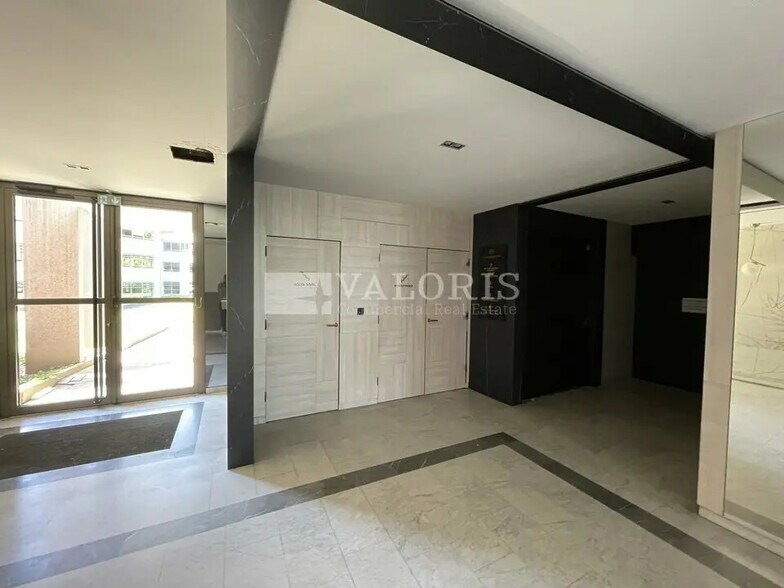 Office in Écully for sale - Lobby - Image 2 of 7