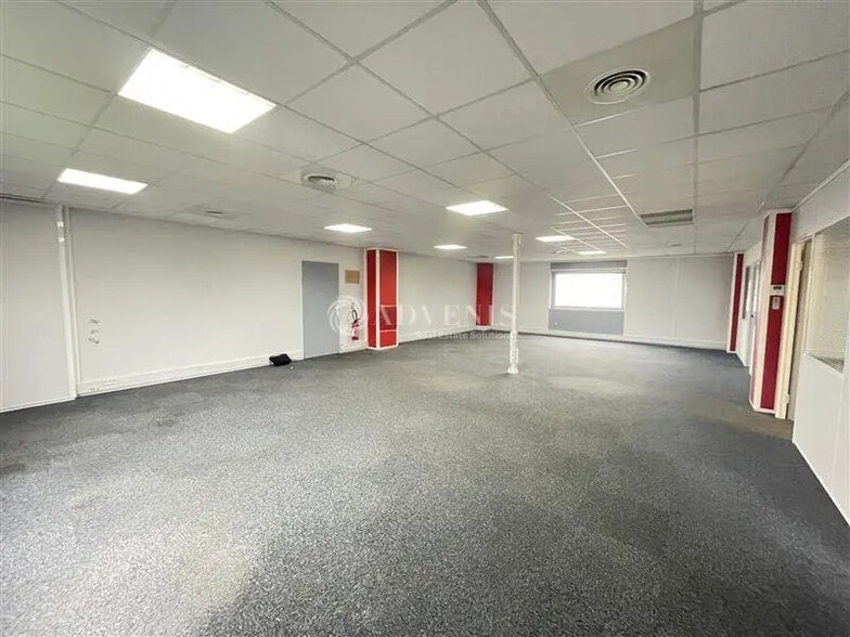 Office in Tremblay-en-France for lease - Interior Photo - Image 2 of 7