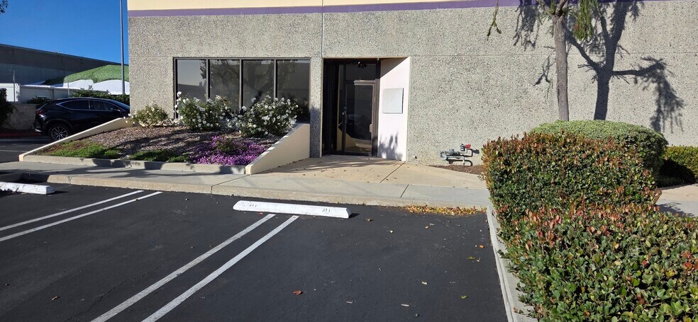 9155 Alabama Ave, Chatsworth, CA à louer - Photo du bâtiment - Image 2 de 11
