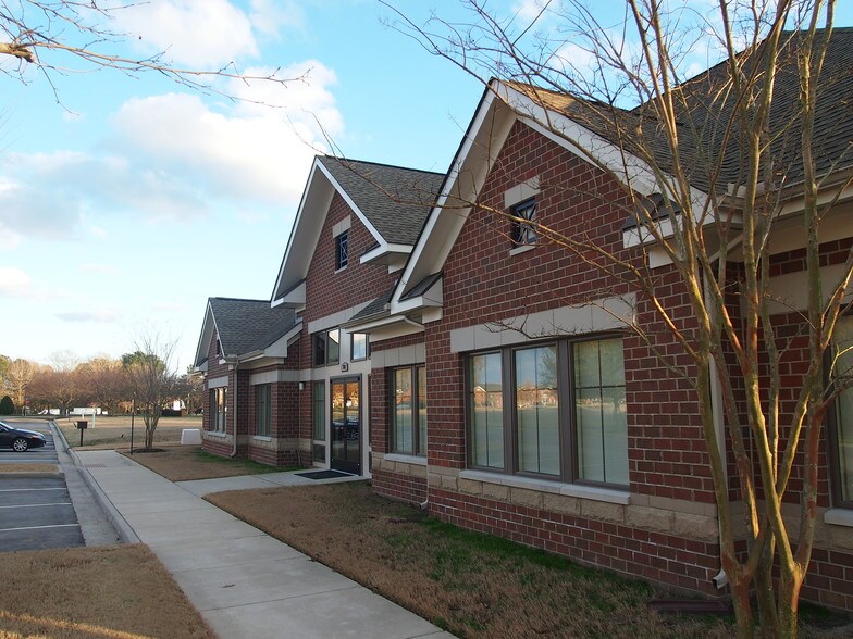 700 Warrington Sq, Chesapeake, VA for lease - Building Photo - Image 1 of 11