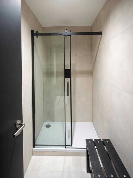 595 Calder Rd, Edinburgh for lease - Interior Photo - Image 2 of 3