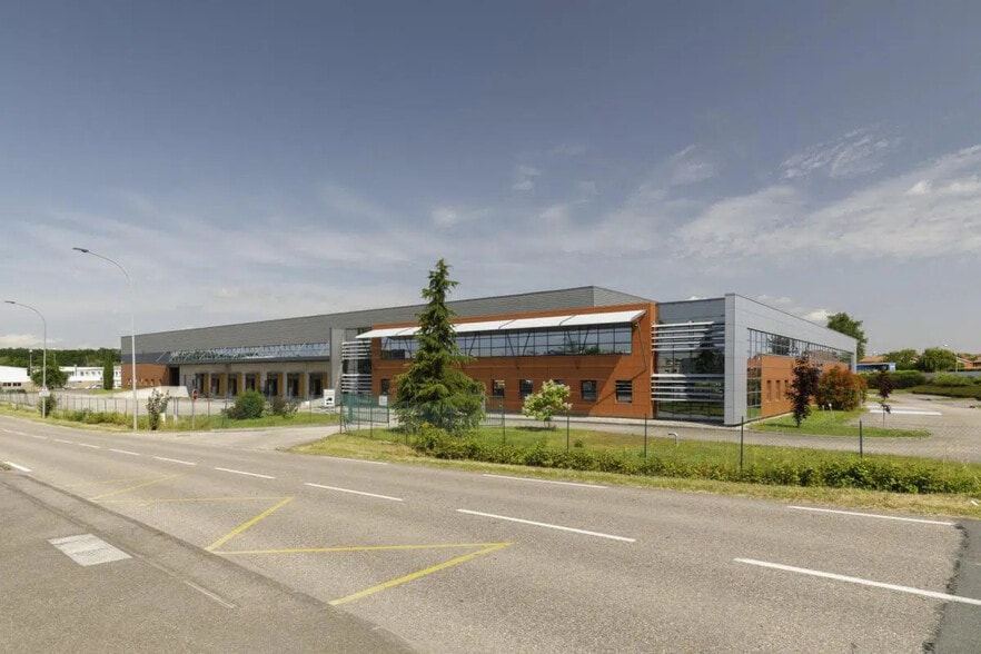 Industrial in Miribel for lease - Building Photo - Image 1 of 7