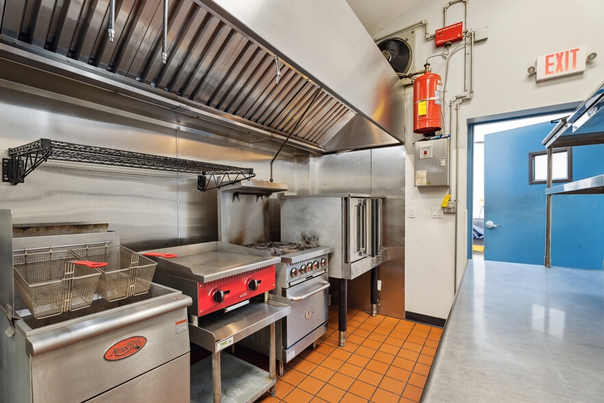 19 Race Ln, East Hampton, NY for lease - Interior Photo - Image 2 of 18