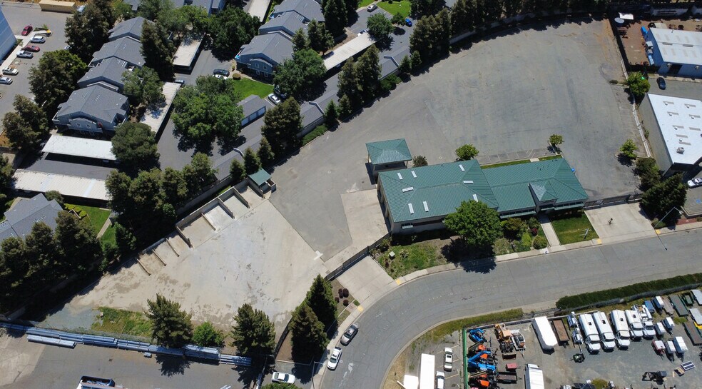 2151 Piedmont Way, Pittsburg, CA à louer - Photo du bâtiment - Image 2 de 5