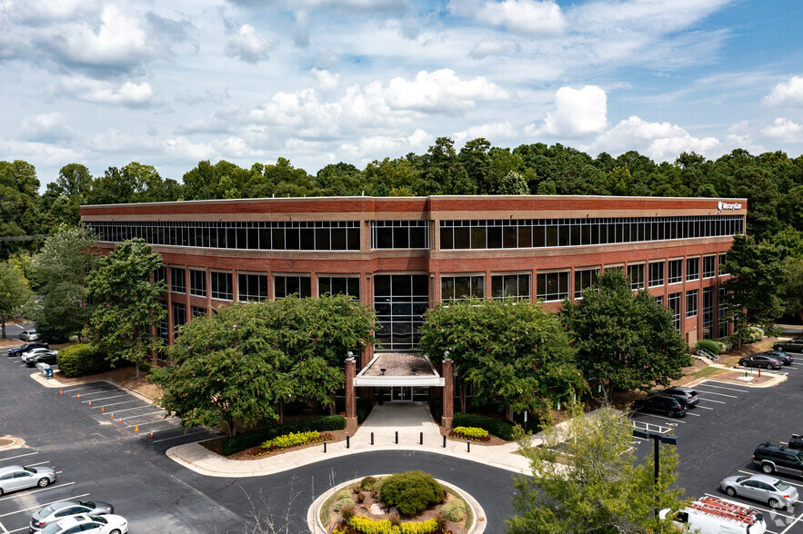 200 Regency Forest Dr, Cary, NC à louer - Photo du bâtiment - Image 1 de 6