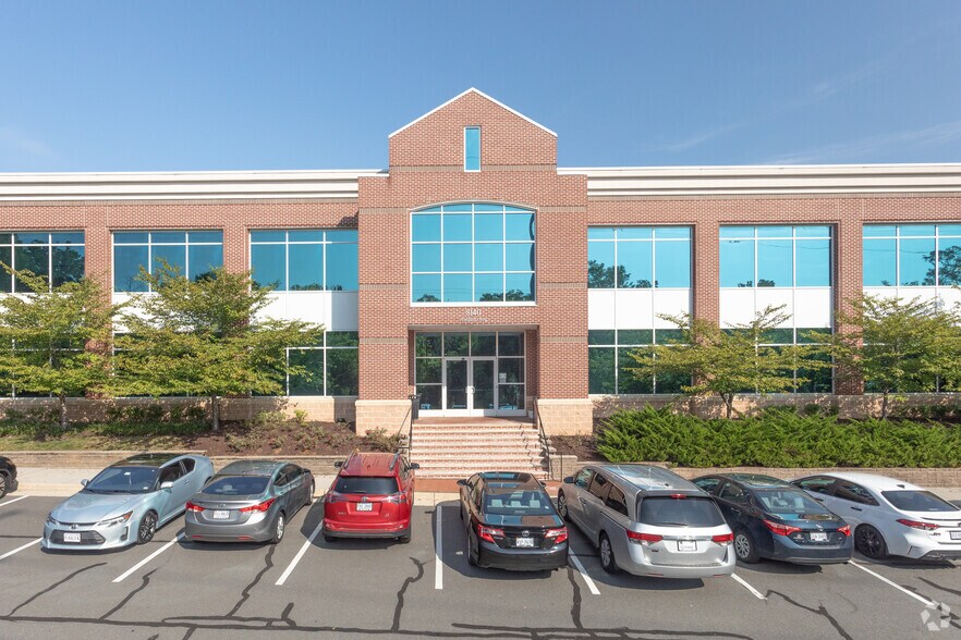 8140 Ashton Ave, Manassas, VA à louer - Photo du bâtiment - Image 2 de 5