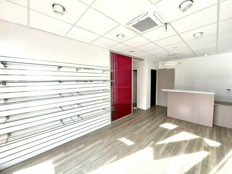 Retail in Roquebrune-sur-Argens for lease - Interior Photo - Image 3 of 5