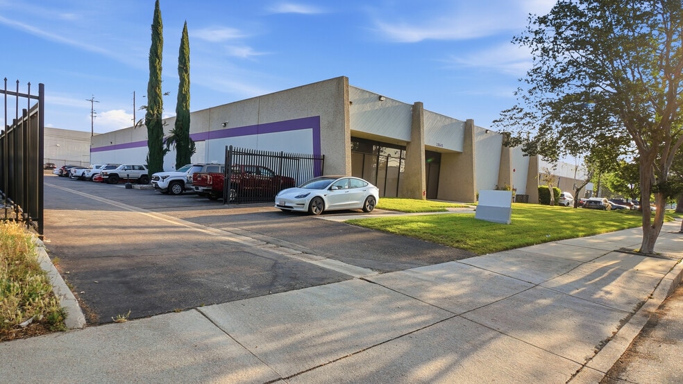 20645 Bahama St, Chatsworth, CA for sale - Building Photo - Image 2 of 9