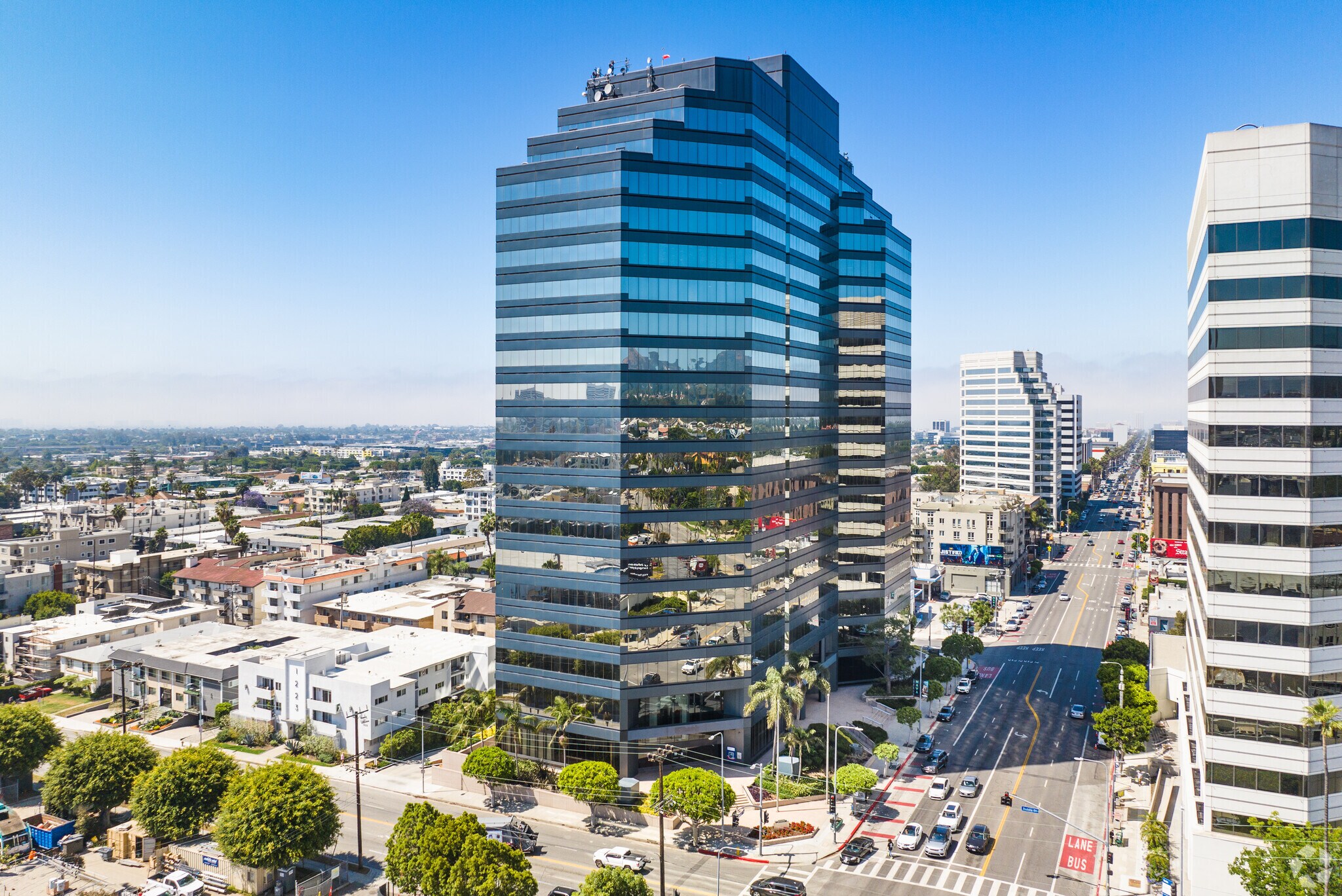 12100 wilshire Blvd, Los Angeles, CA à louer Photo du bâtiment- Image 1 de 16