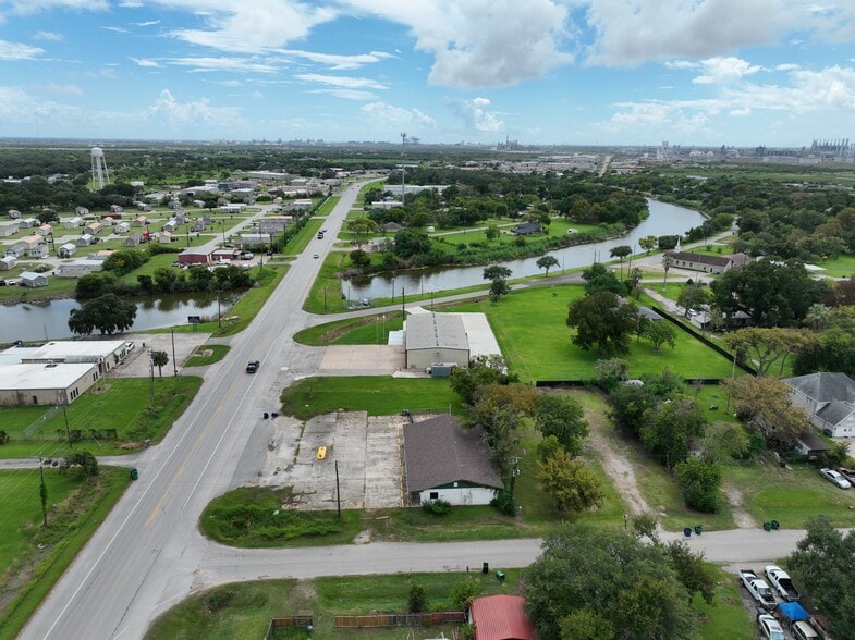 3315 Fm 523 Rd, Oyster Creek, TX for sale - Building Photo - Image 3 of 29