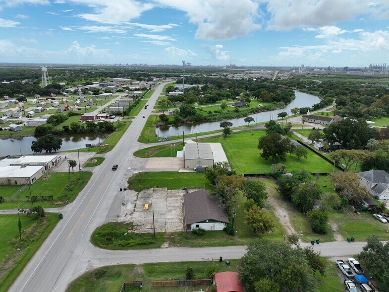 3315 Fm 523 Rd, Oyster Creek, TX à vendre - Photo du bâtiment - Image 3 de 29
