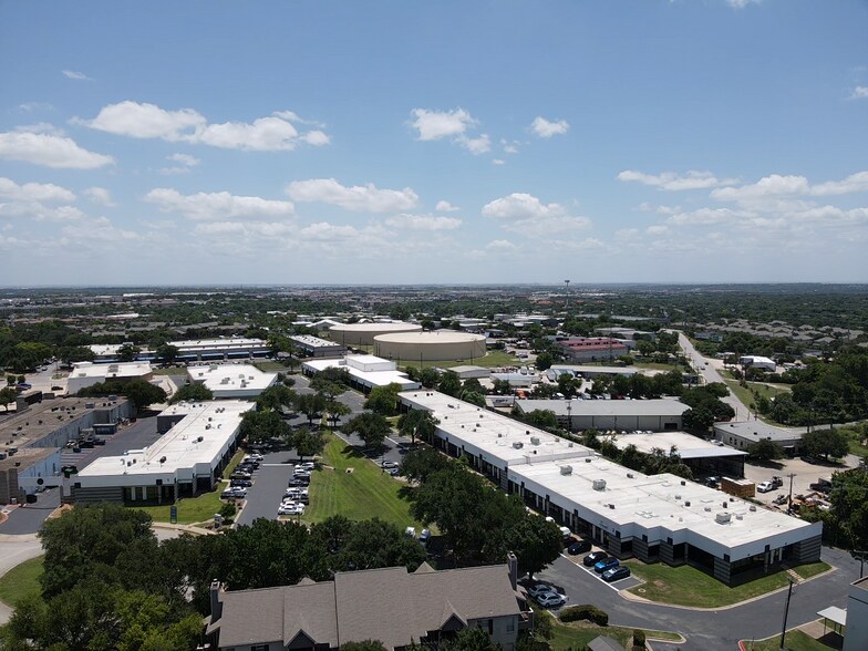 2113 Wells Branch Pky, Austin, TX à louer - Photo du bâtiment - Image 2 de 11