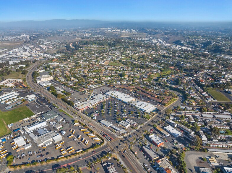 2017-2041 Mission Ave, Oceanside, CA à louer - Photo du bâtiment - Image 2 de 9