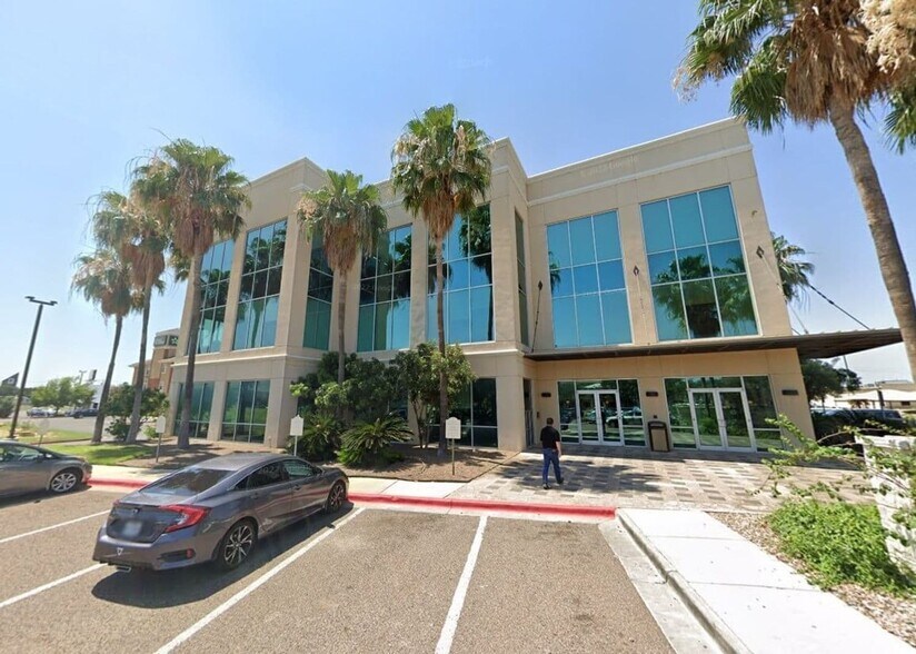 216 W Village Blvd, Laredo, TX à vendre - Photo du bâtiment - Image 2 de 3