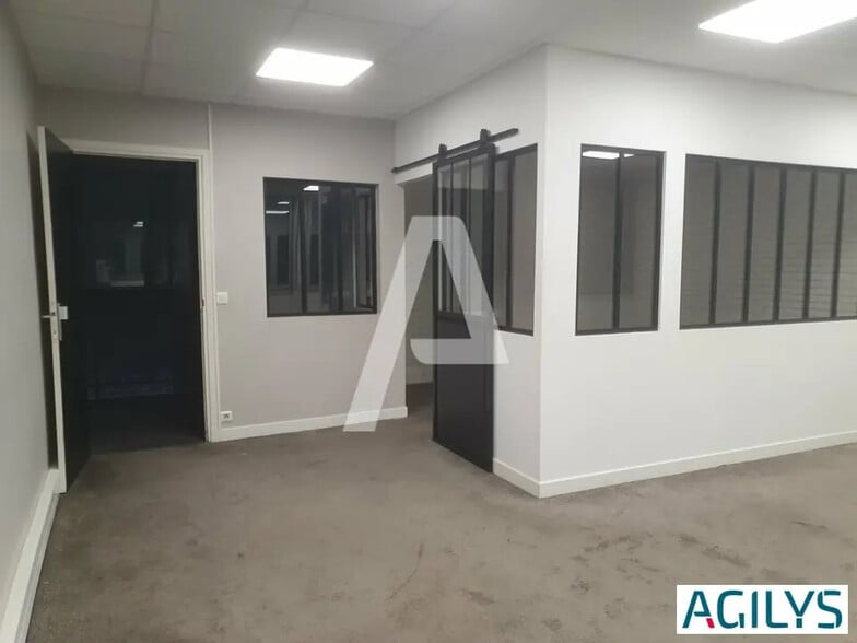 Office in Morangis for lease - Interior Photo - Image 2 of 9