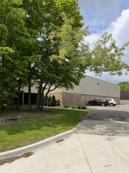 23028 Commerce Dr, Farmington Hills, MI for lease - Building Photo - Image 2 of 7