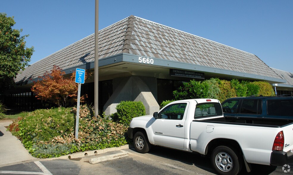 5660 N Fresno St, Fresno, CA à vendre - Photo du bâtiment - Image 2 de 4
