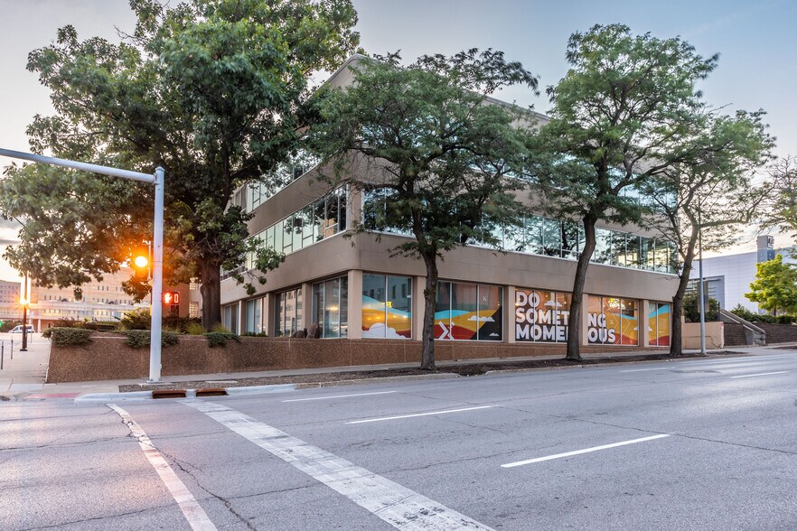 303 Watson Powell Jr Way, Des Moines, IA à louer - Photo du bâtiment - Image 1 de 3