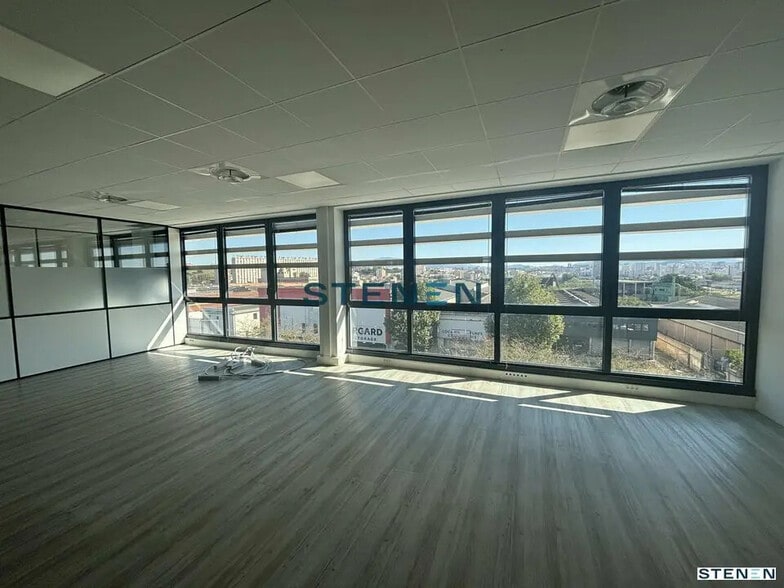Office in Marseille for lease - Building Photo - Image 2 of 9