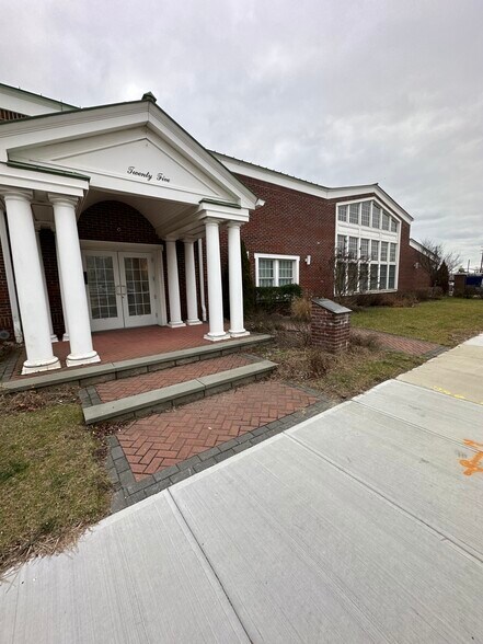 25 Nassau Ln, Island Park, NY à louer - Photo du bâtiment - Image 1 de 31