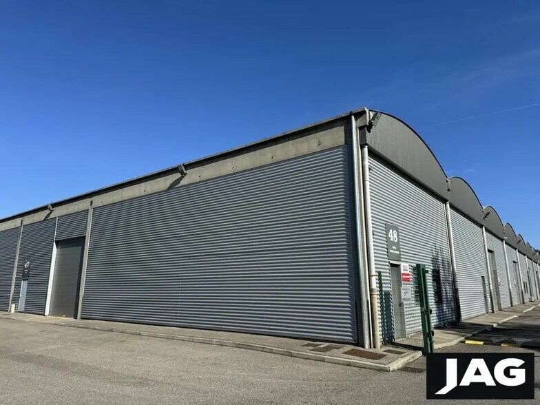 Flex dans Saint-Priest à louer - Photo du bâtiment - Image 2 de 6