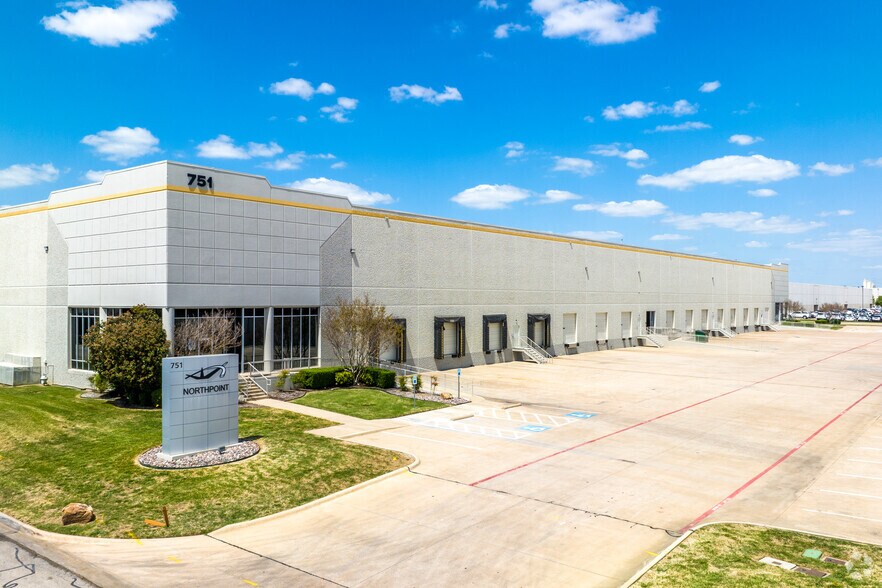 700 Eight Twenty Blvd, Fort Worth, TX à louer - Photo du bâtiment - Image 2 de 18