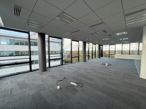 8 Avenue De Lunca, Montigny-le-Bretonneux for lease Interior Photo- Image 1 of 3