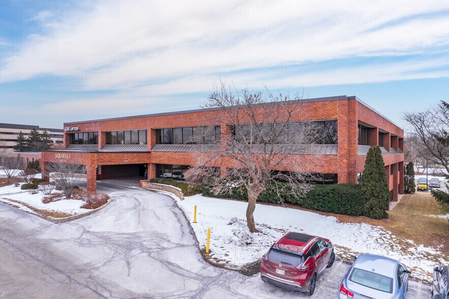 16535 W Bluemound Rd, Brookfield, WI à louer - Photo du bâtiment - Image 2 de 6