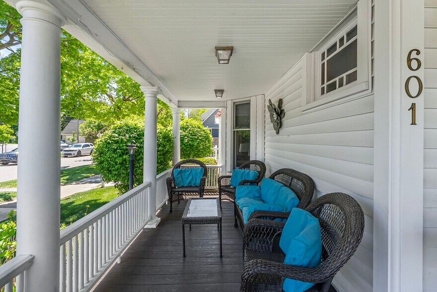 601 W Front St, Traverse City, MI à vendre - Photo du bâtiment - Image 3 de 58
