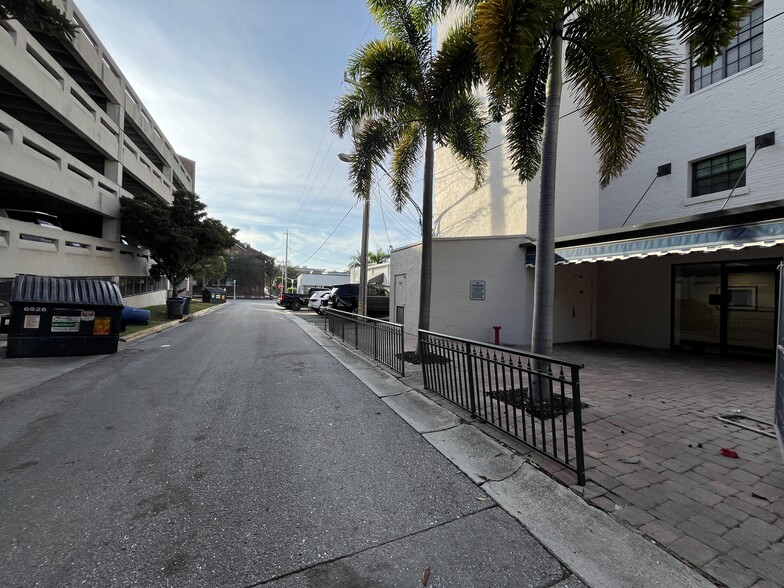 1625 Hendry St, Fort Myers, FL for lease - Building Photo - Image 2 of 4