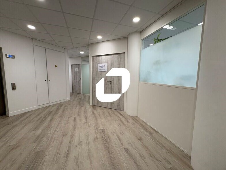 Office in Vélizy-Villacoublay for lease - Interior Photo - Image 2 of 6