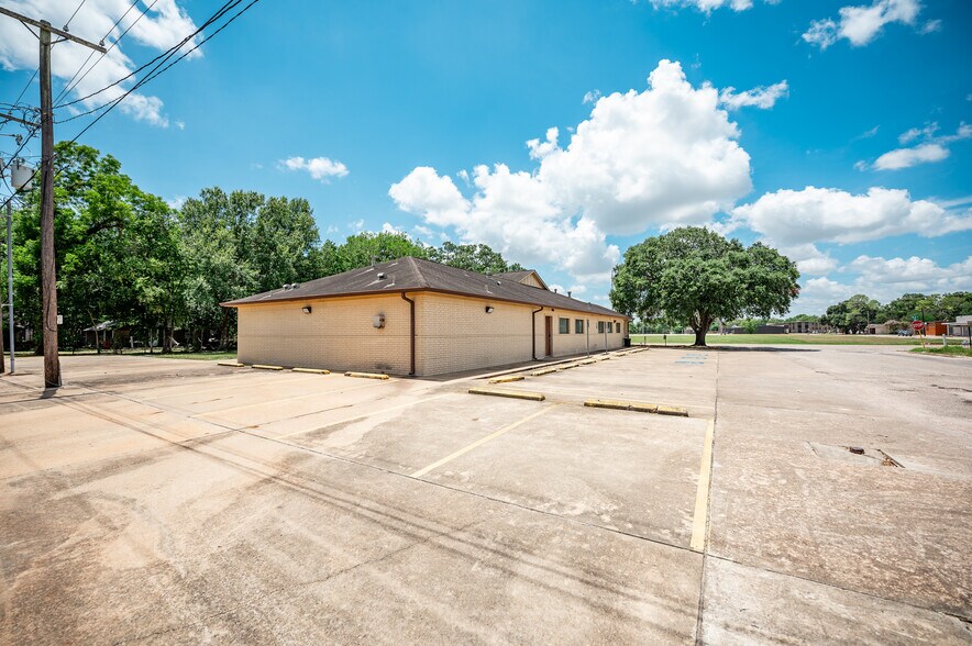 1105 Avenue H, Bay City, TX à vendre - Photo du bâtiment - Image 3 de 25